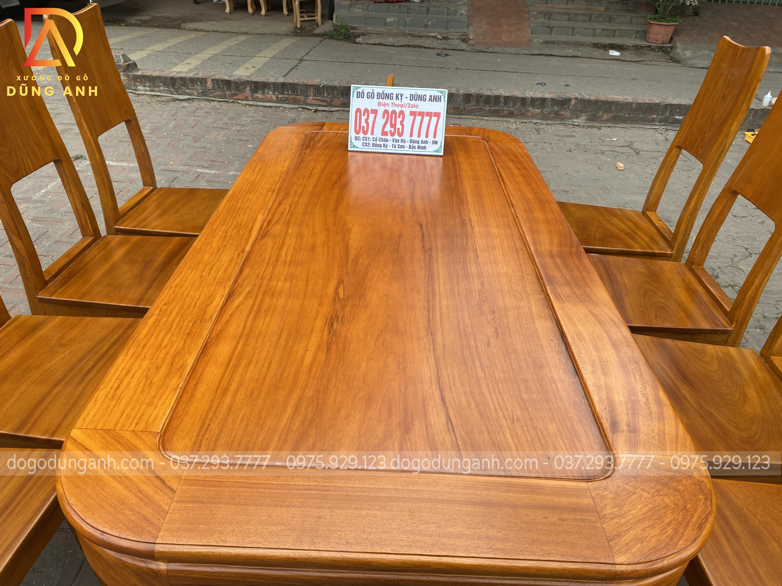 Bàn cua góc kích thước 90x180, ván hoàn toàn là tấm liền 1 lá, khuôn tranh 3cm, yếm 3cm. Bàn cua góc kích thước 90x180, ván hoàn toàn là tấm liền 1 lá, khuôn tranh 3cm, yếm 3cm.