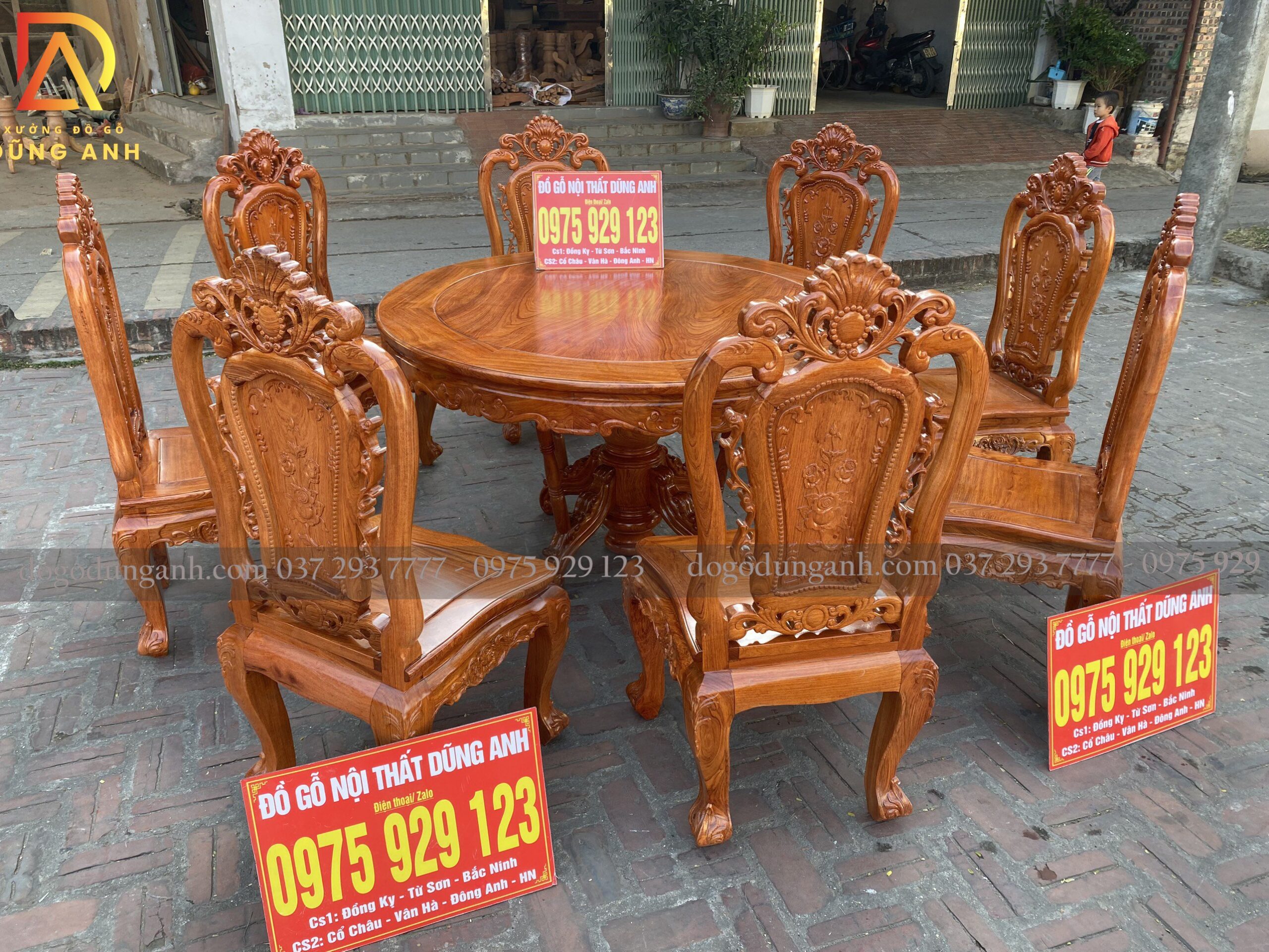 Bàn tròn yếm vén được đục rất tinh tế. Kích thước thông số đẹp là 1m30, khuông tranh 3cm, yếm 3cm. Bàn được ghép 2 lá. Trụ đặc liền nguyên khối