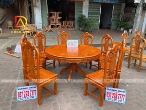 Bộ bàn ghế Hồng con của chị Mai gồm 8 ghế và 1 bàn tròn