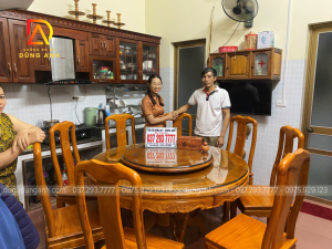 Bộ bàn ghế Triệu Thọ của chú Chiến bao gồm 8 ghế và 1 bàn tròn có mâm xoay