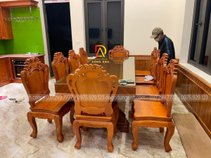 Bộ bàn ghế Louis hoàng gia của anh Nam gồm 10 ghế và 1 bàn nguyên khối