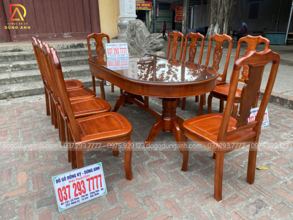 Mẫu bàn ăn bầu dục