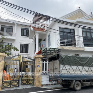 Bên ngoài chiếc dinh thự vô cùng sang trọng của a Dũng.