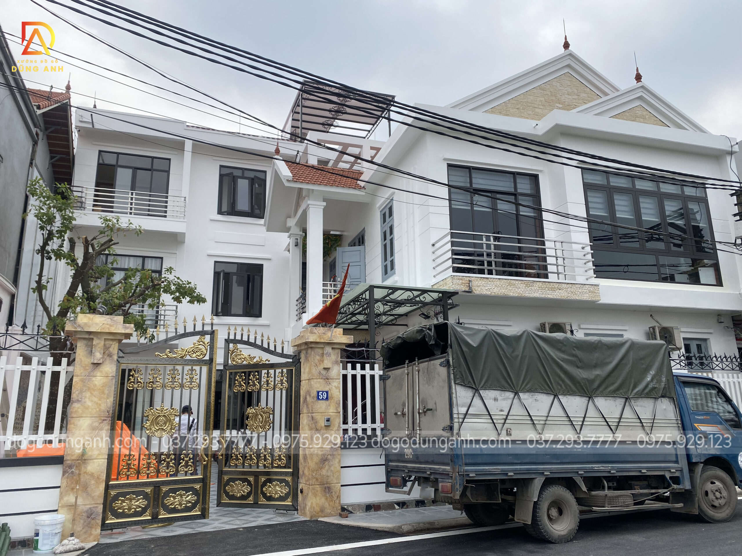 Bên ngoài chiếc dinh thự vô cùng sang trọng của a Dũng.