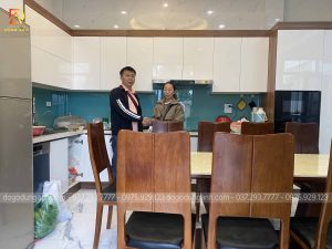 Anh Dũng và em Mai Anh trao cho nhau cái bắt tay tạo sự uy tín !