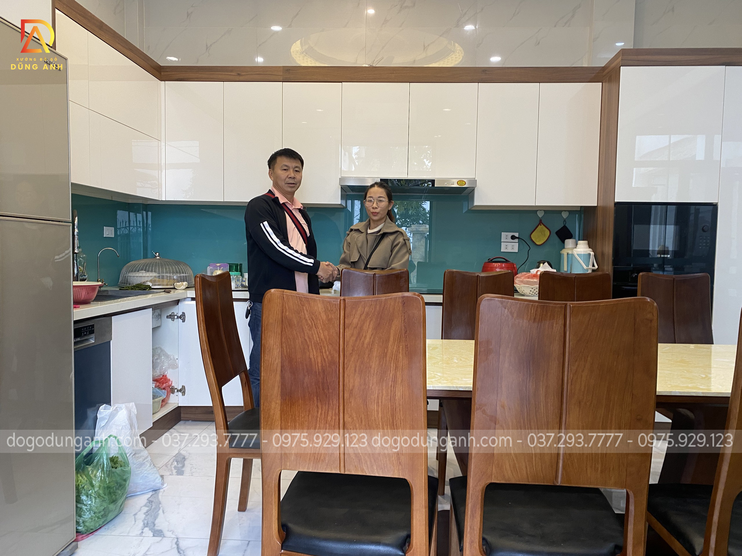 Anh Dũng và em Mai Anh trao cho nhau cái bắt tay tạo sự uy tín !