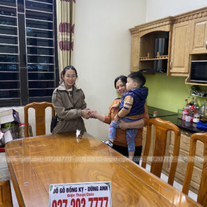 Em Mai Anh (bên trái) cùng mẹ của a Dũng (bên phải) trao cho nhau cái bắt tay !