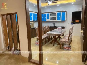 Bên ngoài phòng bếp nhìn vào