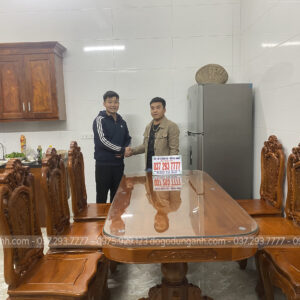 Em Dũng (bên trái) và anh Hào (bên phải) trao bắt tay - trao niềm tin.