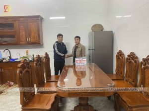 Em Dũng (bên trái) và anh Hào (bên phải) trao bắt tay - trao niềm tin.