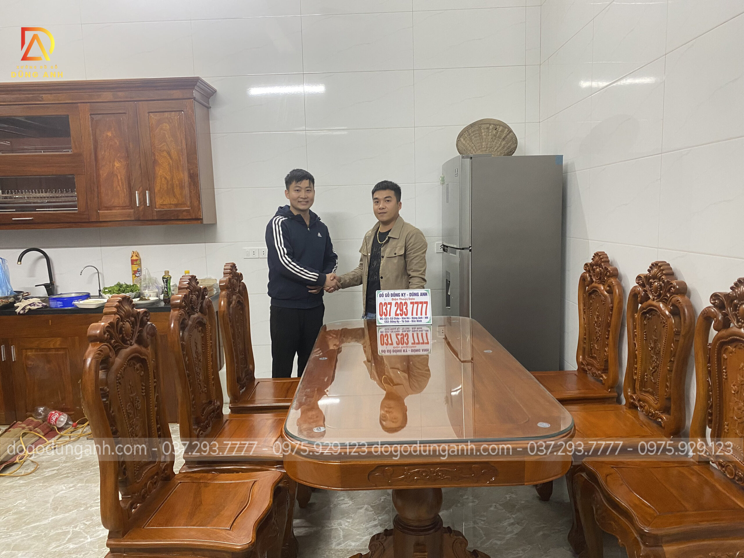 Em Dũng (bên trái) và anh Hào (bên phải) trao bắt tay - trao niềm tin.