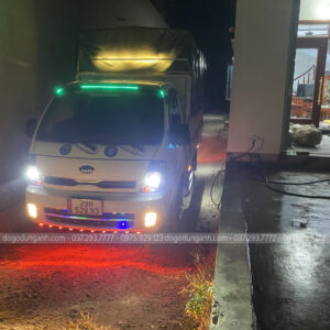 Chiếc xe chở hàng đang di chuyển vào bên trong ngõ nhà a Hào