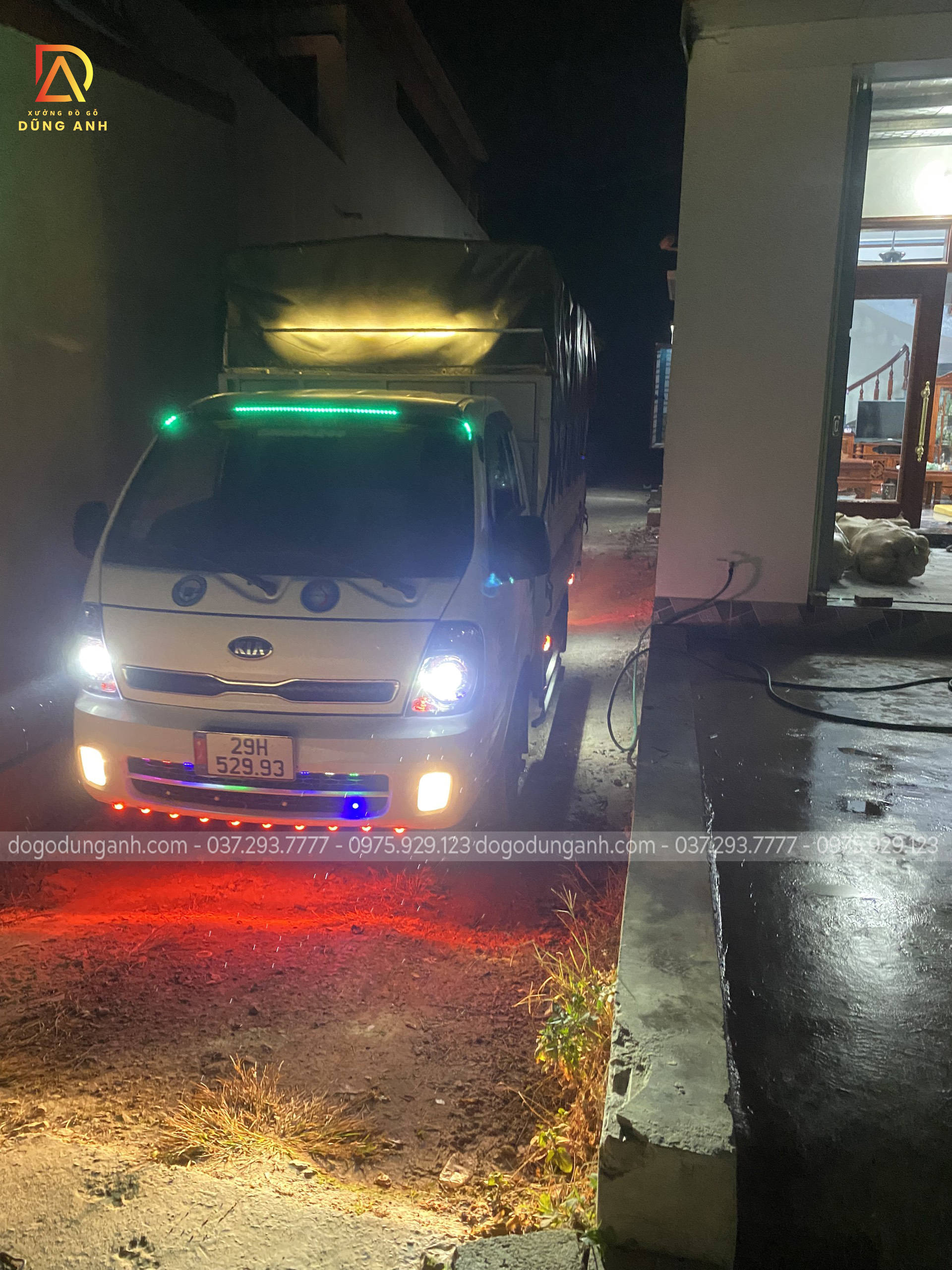 Chiếc xe chở hàng đang di chuyển vào bên trong ngõ nhà a Hào