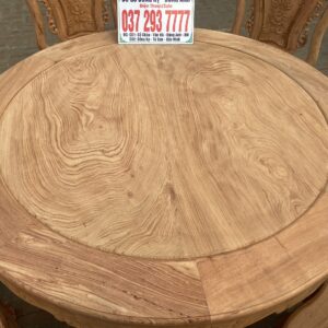 Kích thước của chiếc bàn là 130cm vân veo cực đỉnh Mặt bàn chỉ ghép 2 lá