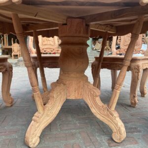 Bên dưới là chiếc chân trụ đặc liền nguyên khối 21cm, bản chân chó dày 5cm bản rộng 12cm và có 4 con tiện đỡ tạo sự chắc chắn cho mặt bàn