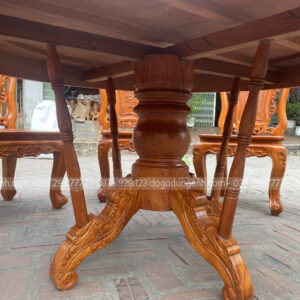 Phía dưới bàn được gắn 4 con tiện vào chiếc chân trụ tạo sự chắc chắn cho bề mặt bàn