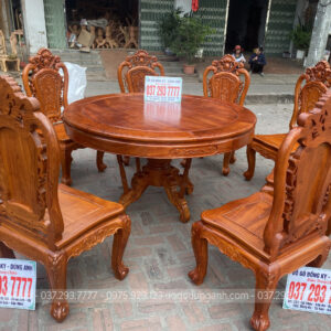 Khuôn tranh và yếm của bàn là 3cm cưa Yếm bàn được đục hoa lá tây sang trọng và đục chạy bo xung quanh (yếm và cổ liền nhau)