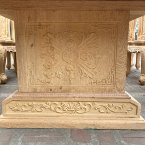 Bên dưới bàn có 2 chiếc mễ đặc liền nguyên khối