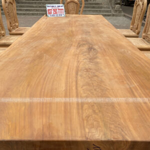 Bàn liền nguyên khối có kích thước 130x270cm, độ dày 13cm rất phù hợp với không gian nhà bếp rộng