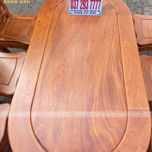 Kích thước của chiếc bàn là 90x180cm