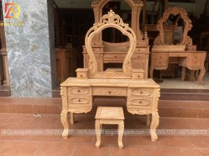 Bản mộc của bàn phấn hoa lá tây vô cùng đẹp và đẳng cấp