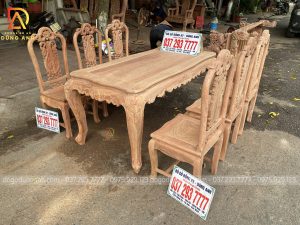 Bố ản phẩm Ghế Hồng Con kết hợp với bàn Củ Lạc trên nền gỗ Hương Đá
