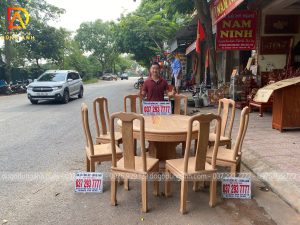 Bộ sản phẩm ghế Thọ kết hợp với bàn tròn chụ cánh gà trên nền gỗ Gõ Đỏ
