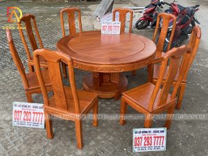 Bộ sản phẩm ghế Triện Thọ kết hợp với Bàn Tròn Trụ Cánh Gà trên nền ghỗ Gõ Đỏ
