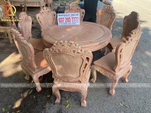 Bộ sản phẩm ghế Louis Hoàng Gia kết hợp bàn tròn trên nền gỗ Hương Đá vô cùng sang trọng