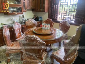 bộ sản phẩm Louis Hoàng gia kết hợp bàn tròn trên nền gỗ Hương Đá