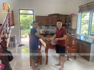 Bàn Giao combo 3 Bộ sản phẩm bàn ghế phòng khách, bàn ghế ăn và cây đồng hồ cho anh Minh ở Hiệp Hòa-Bắc Giang