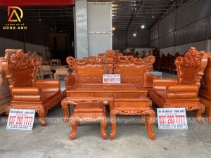 Bộ sản phẩm 6 món Louis Hoa Hồng bàn ghế phòng khách trên nền gỗ Hương Đá
