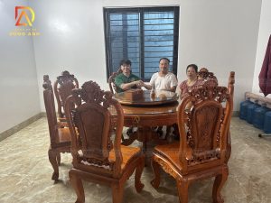 Bàn giao bộ sản phẩm bàn ghế ăn Louis Hoa hồng kết hợp bàn tròn mâm xoay- gỗ Gõ Đỏ (Gia đình cô Duyên - Thạch Thất))